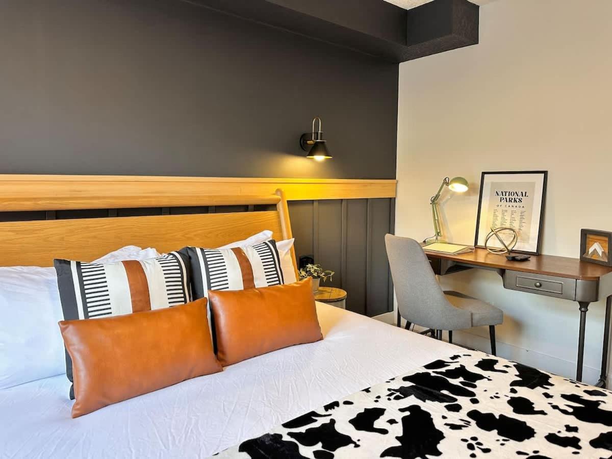 W118 New! Central Canmore- Light Industrial Hotel Room Esterno foto