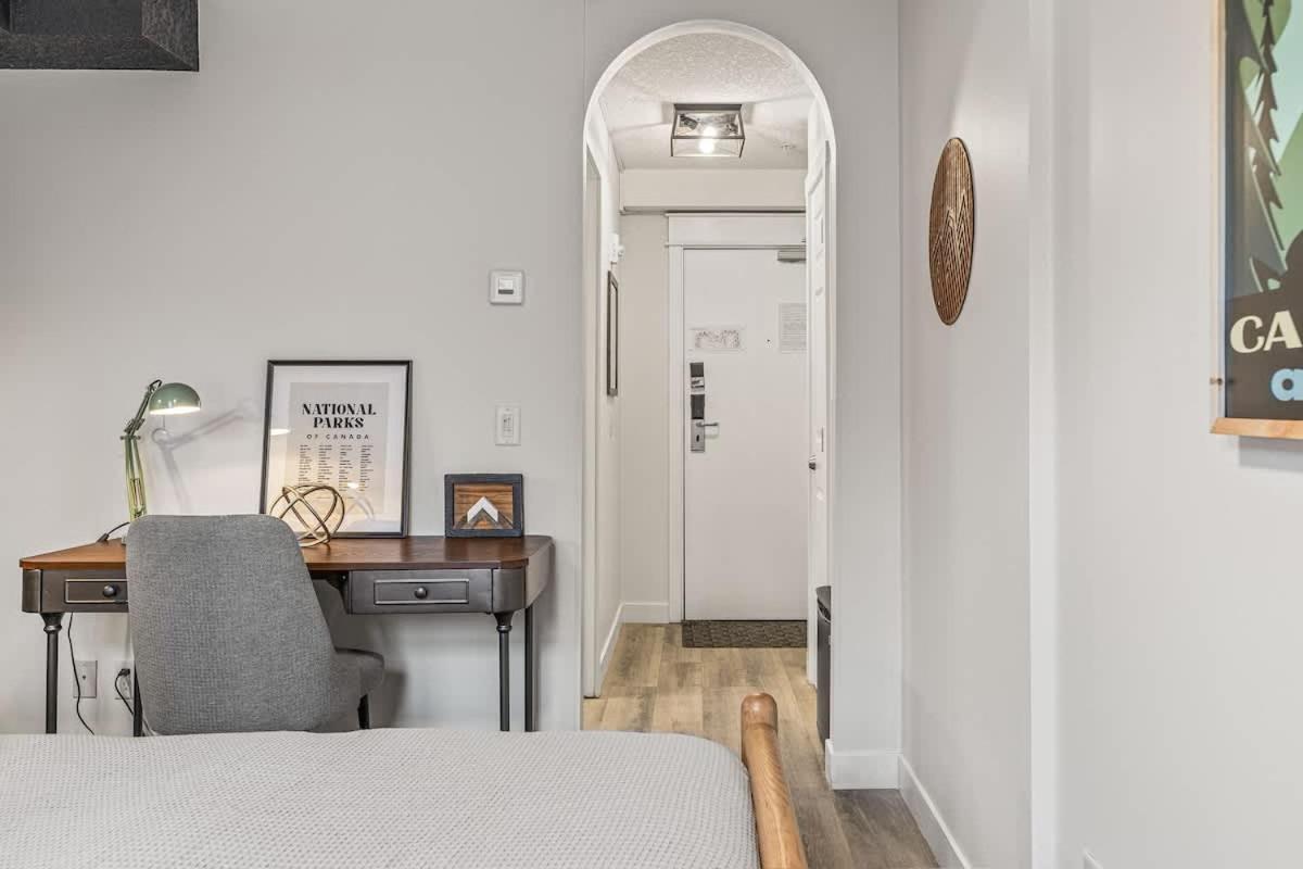 W118 New! Central Canmore- Light Industrial Hotel Room Esterno foto
