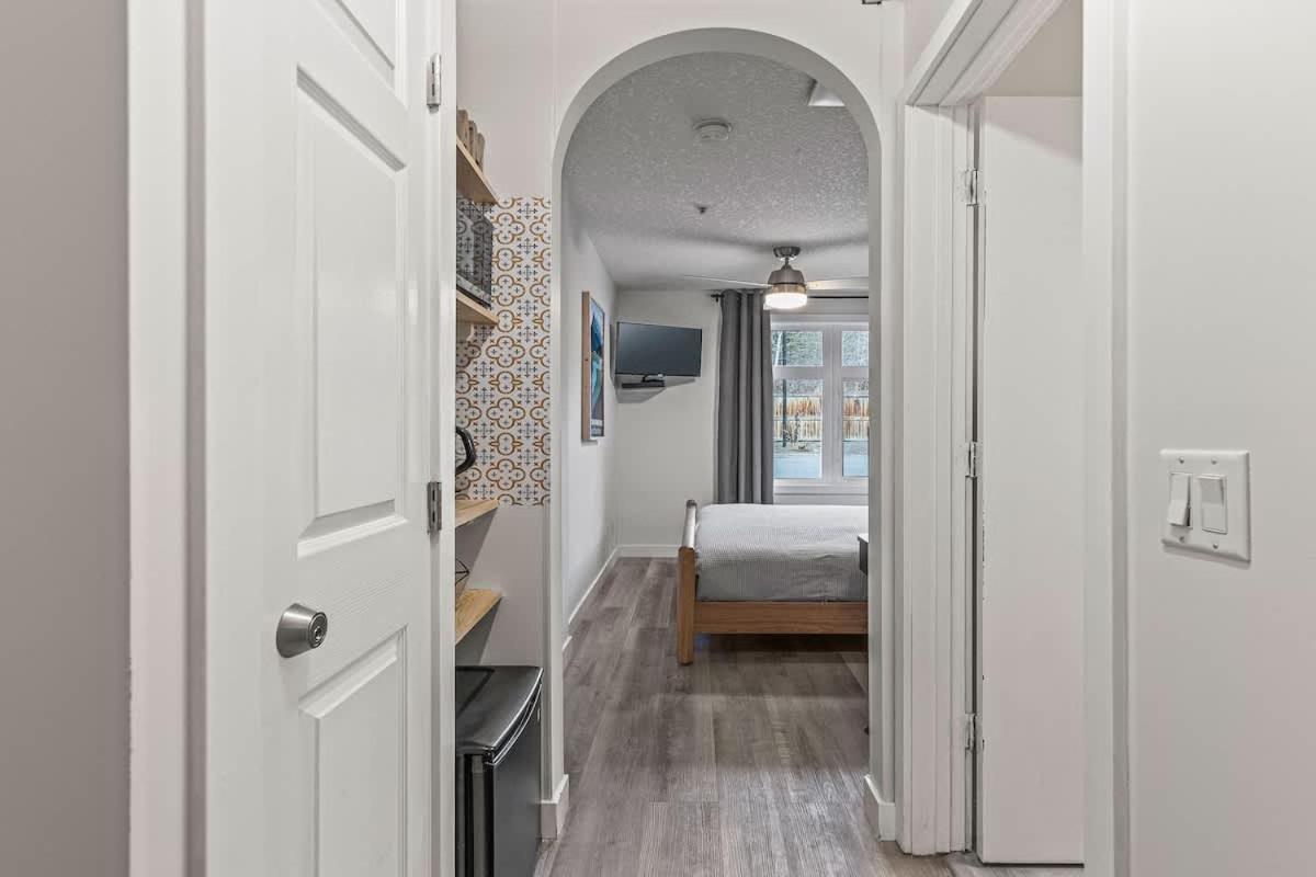 W118 New! Central Canmore- Light Industrial Hotel Room Esterno foto